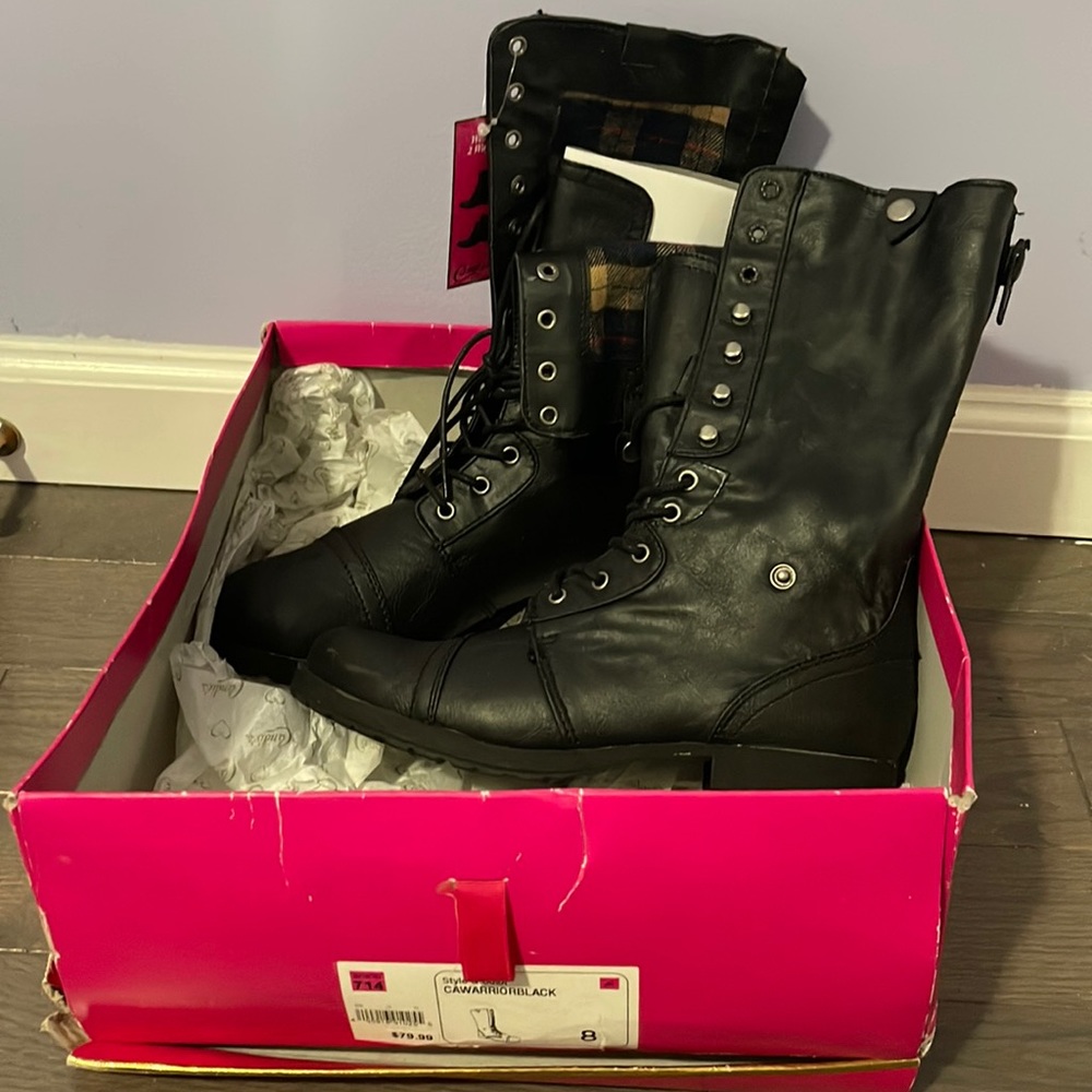 NWT Candie’s CAWARRIOR lace up boots